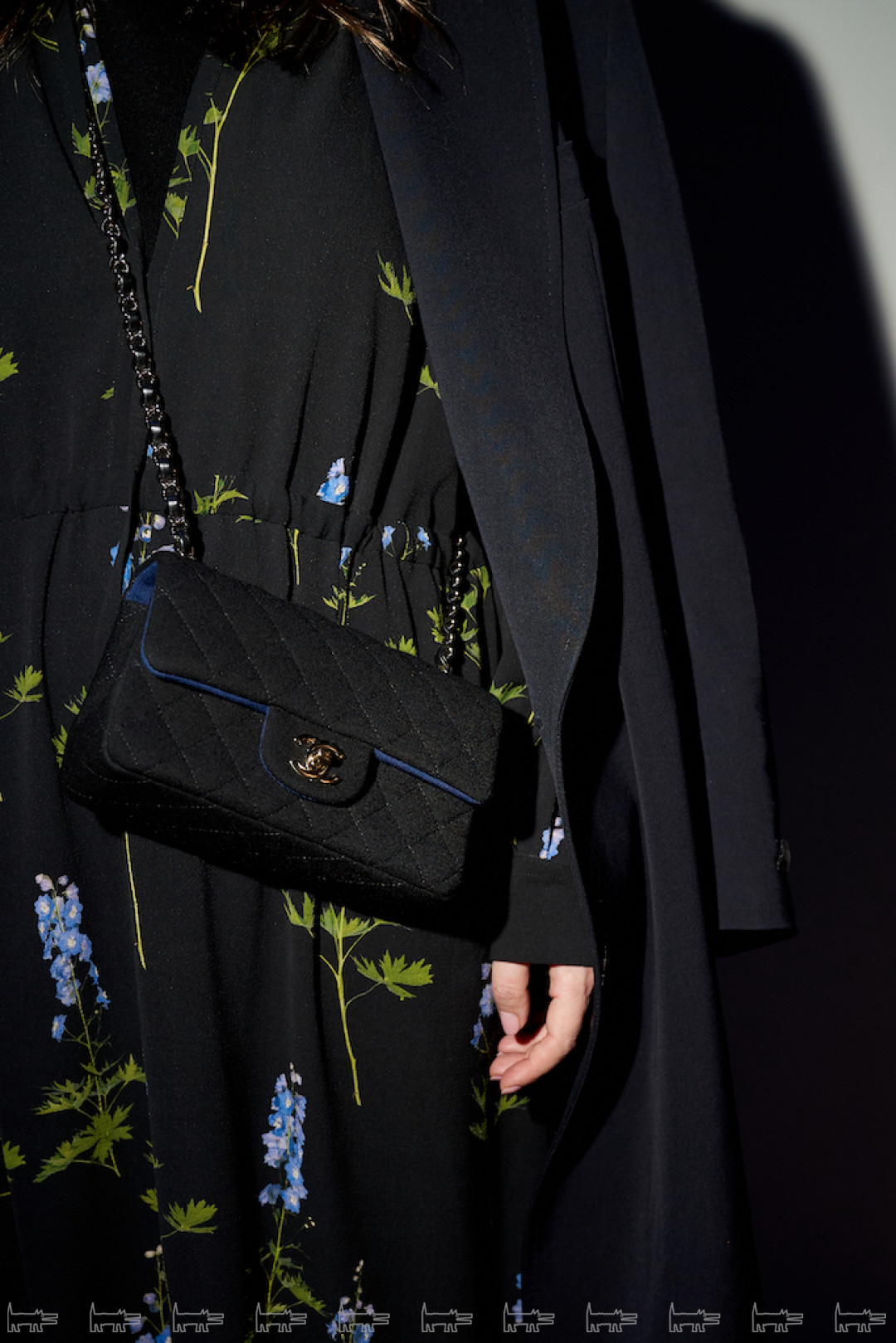 На Яне: плащ Vetements, платье Dries Van Noten, бадлон UNIQLO, сумка Chanel