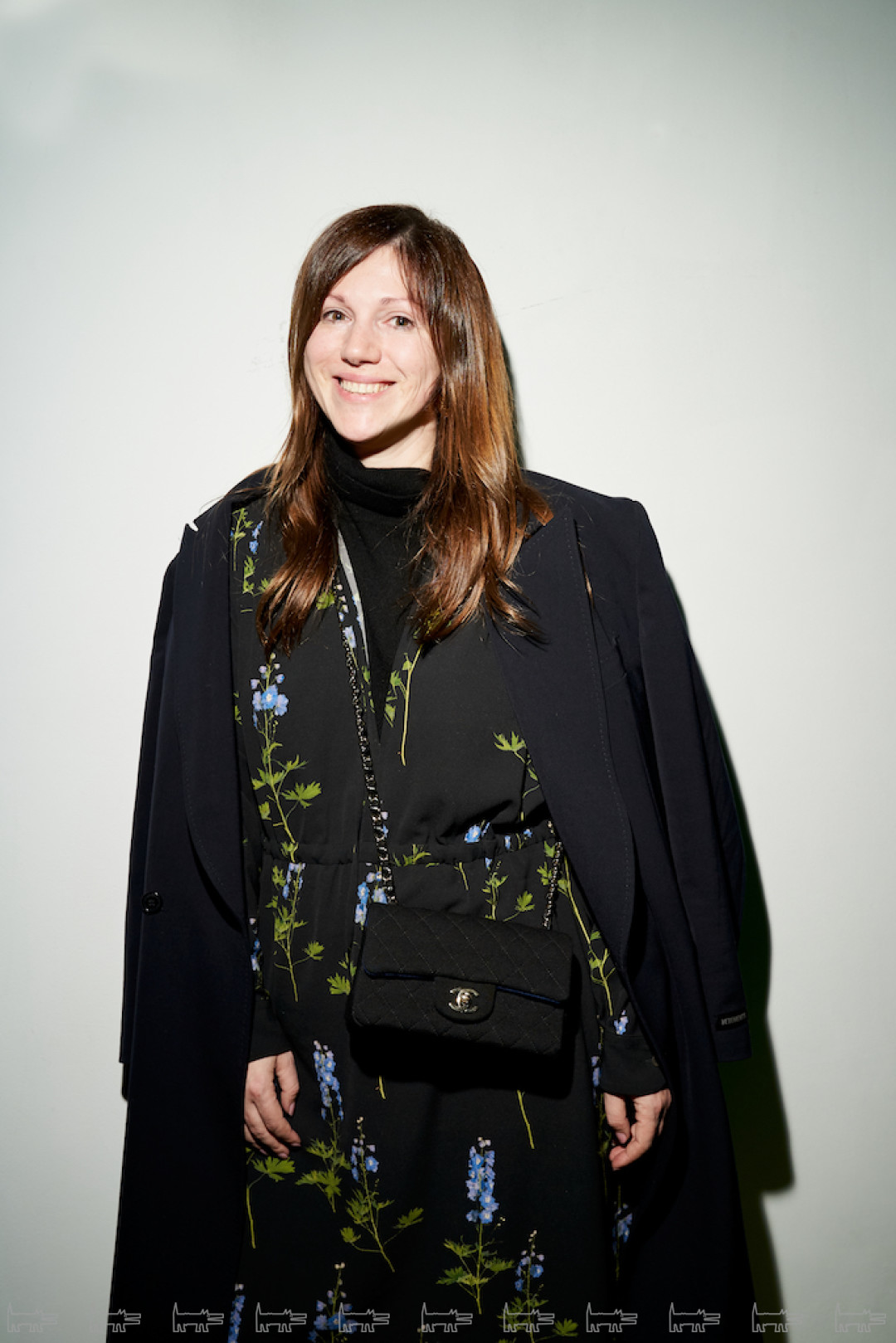 На Яне: плащ Vetements, платье Dries Van Noten, бадлон UNIQLO, сумка Chanel