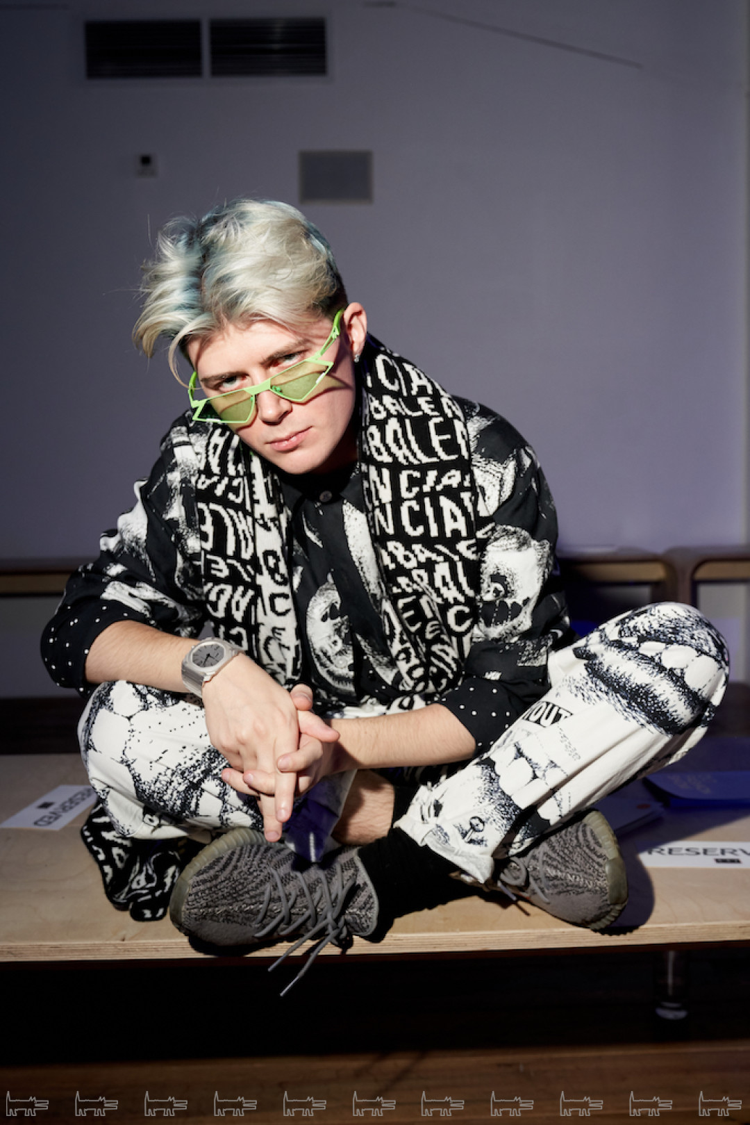 На Покрасе: рубашка и брюки Polar Skate Co x Iggy Alternative Youth, длинная рубашка Zara, очки Gentle Monster, шарф Balenciaga, обувь adidas Yeezy