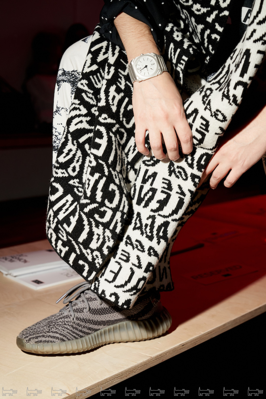 На Покрасе: брюки Polar Skate Co x Iggy Alternative Youth, шарф Balenciaga, обувь adidas Yeezy 350V2