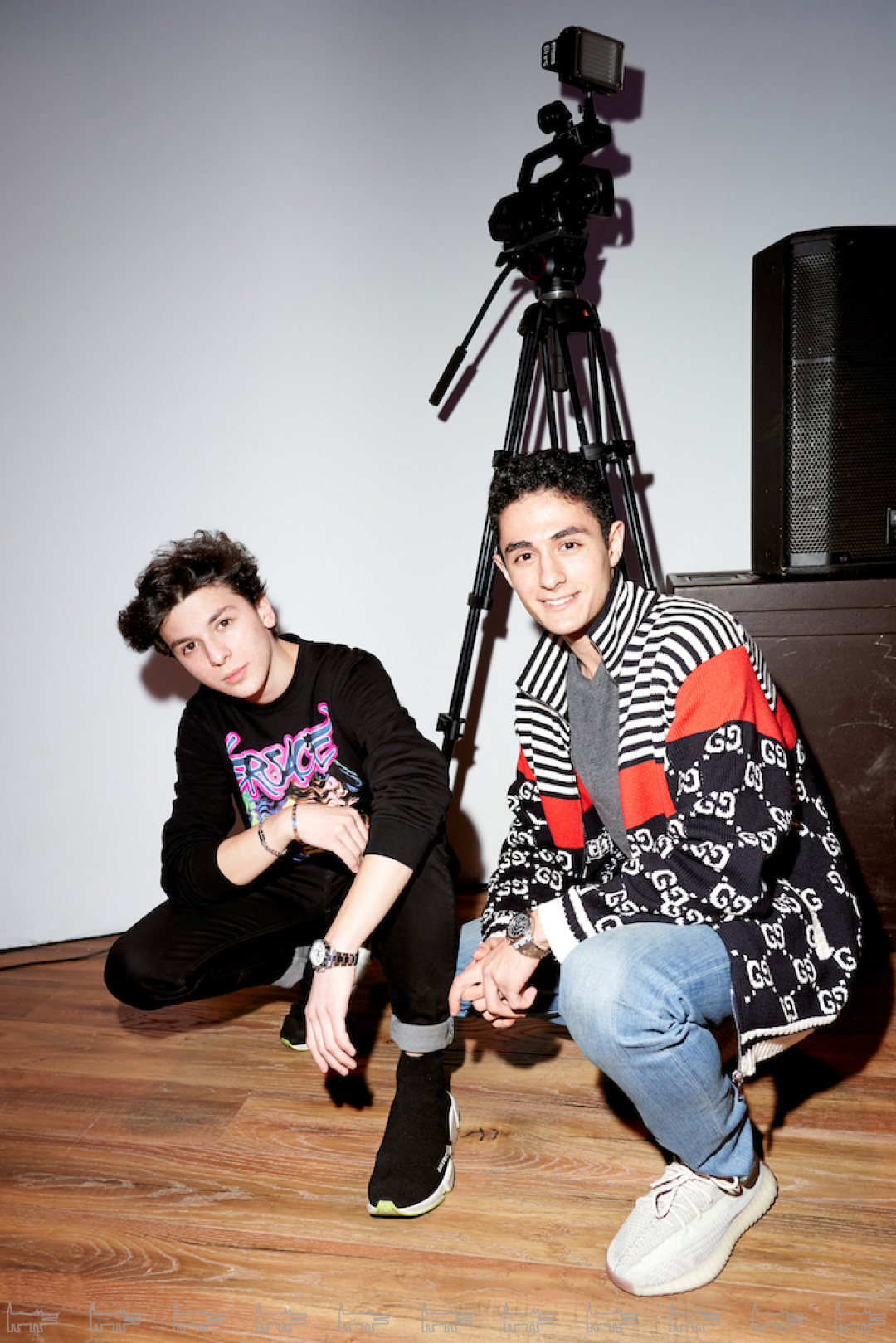 На Андрее (слева): свитшот Versace, джинсы Levi's, браслеты Cartier и Louis Vuitton, часы Rolex, обувь Balenciaga. На Дэниэле (справа): кофта Gucci