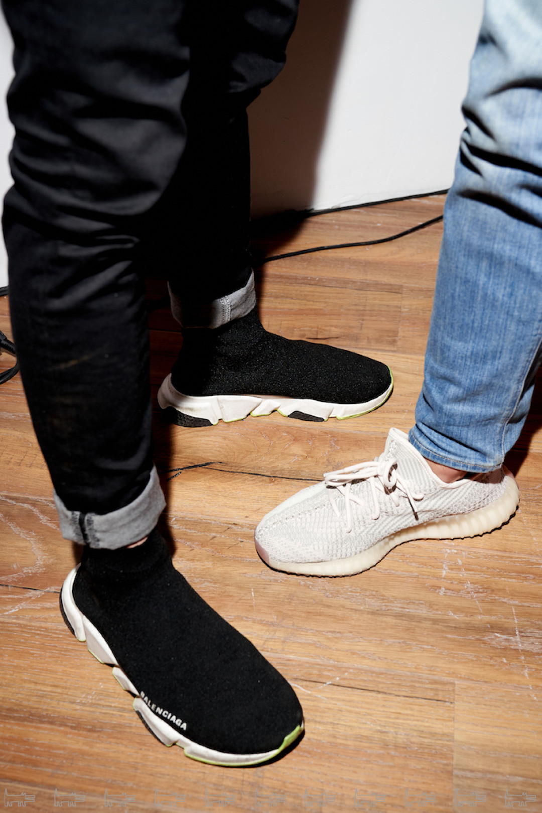 На Андрее (слева): джинсы Levi's, обувь Balenciaga. На Дэниэле (справа): джинсы Michael Kors, обувь Yeezy Boost