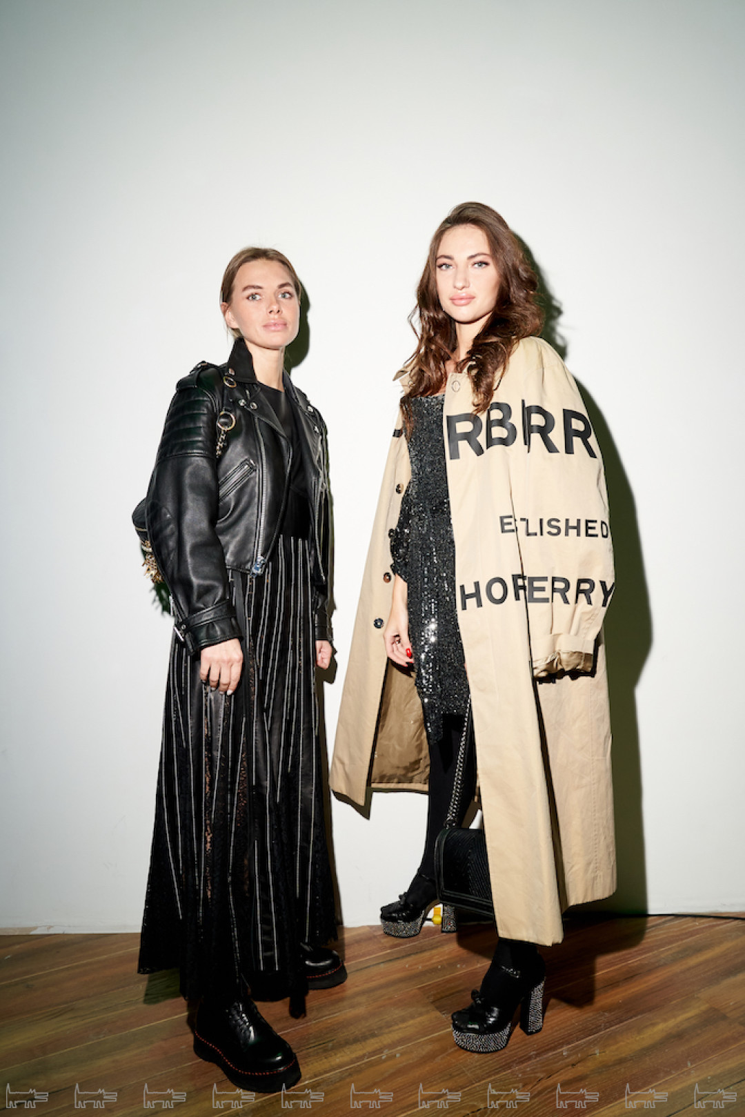 На Насте (слева): куртка Celine, платье Loewe, сумка Chanel, ботинки R13. На Марии: тренч из мужской коллекции Burberry, платье Zara, сумка Chanel