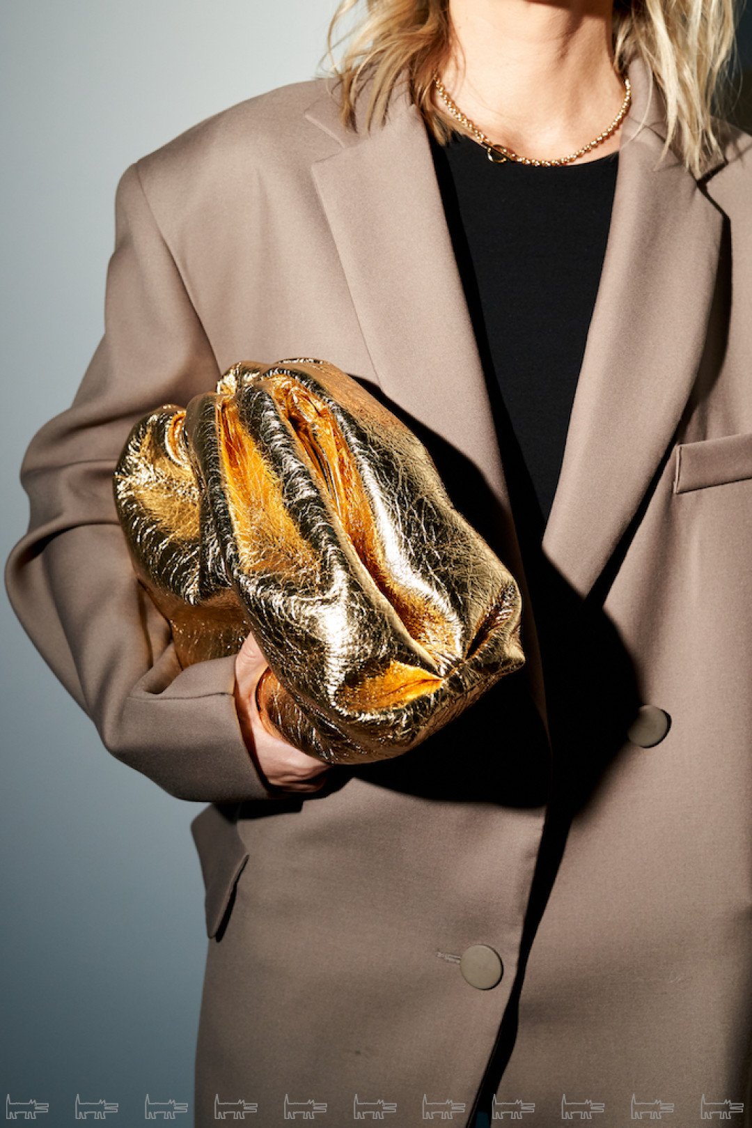 На Юлии: жакет Authentic, сумка Bottega Veneta