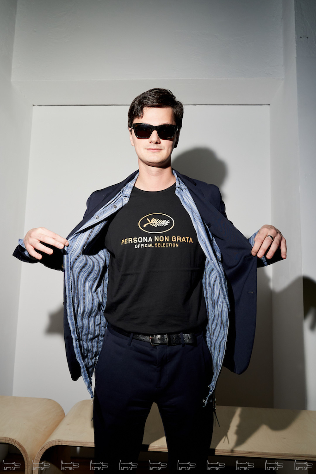 На Антоне: костюм Pierre Balmain, рубашка Alchemist, футболка напечатана на заказ, дань уважения режиссеру Ларсу фон Триеру, очки Vuarnet Legend 06