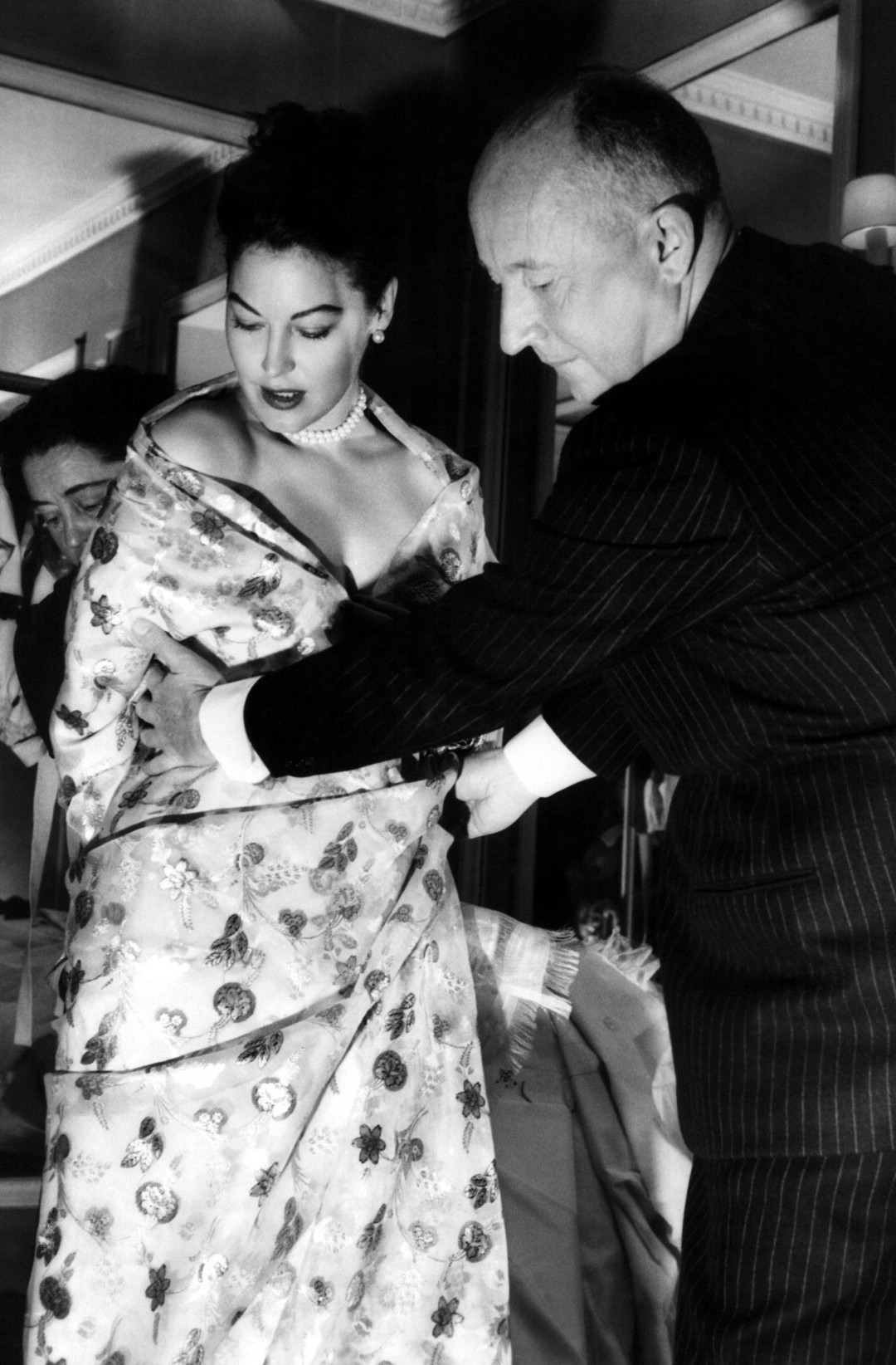 Актриса Ава Гарднер на примерке у Кристиана Диора в 1957 году