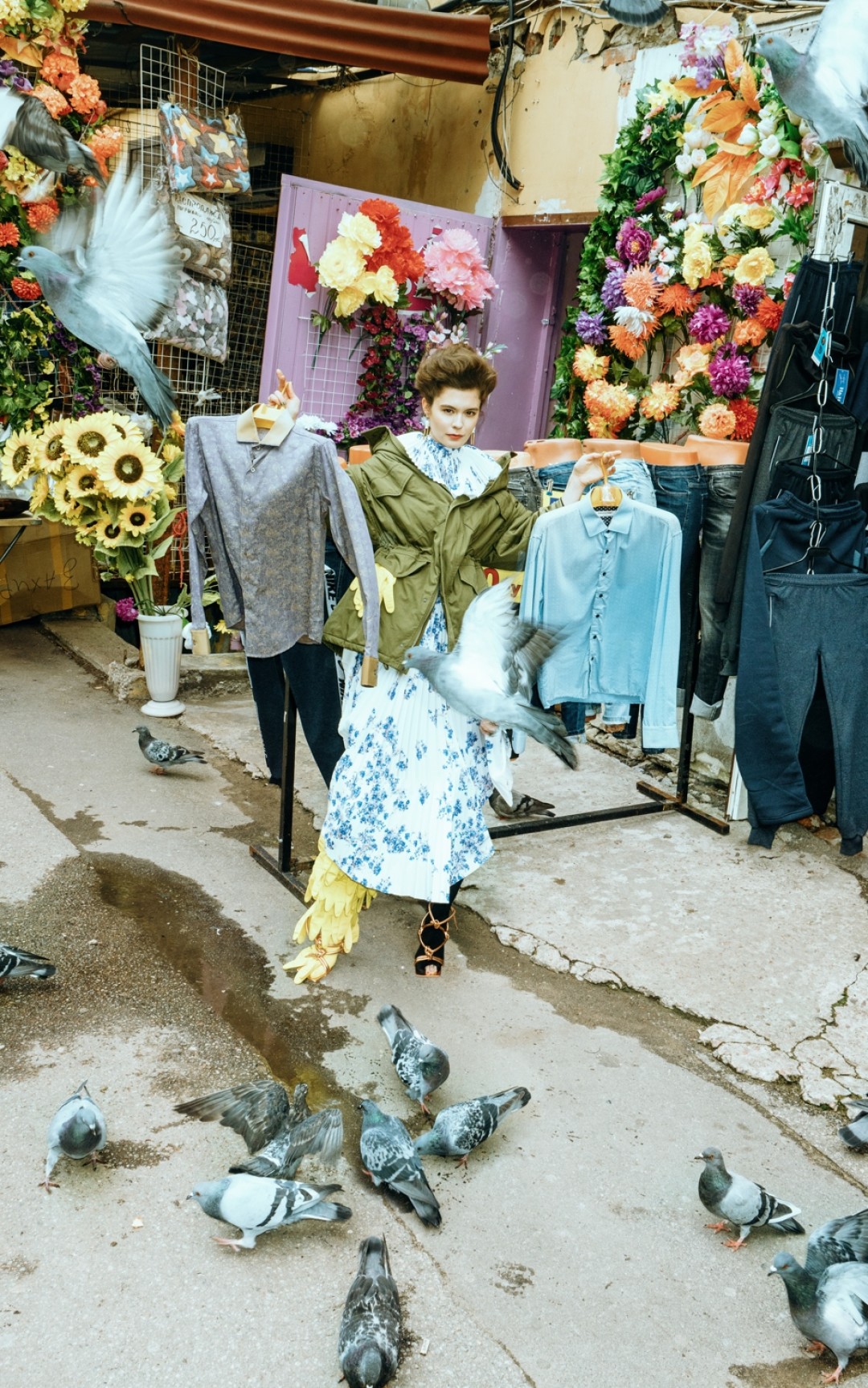 На странице справа: куртка Balenciaga, платье Vetements, серьги и босоножки Bottega Veneta (все — ДЛТ)