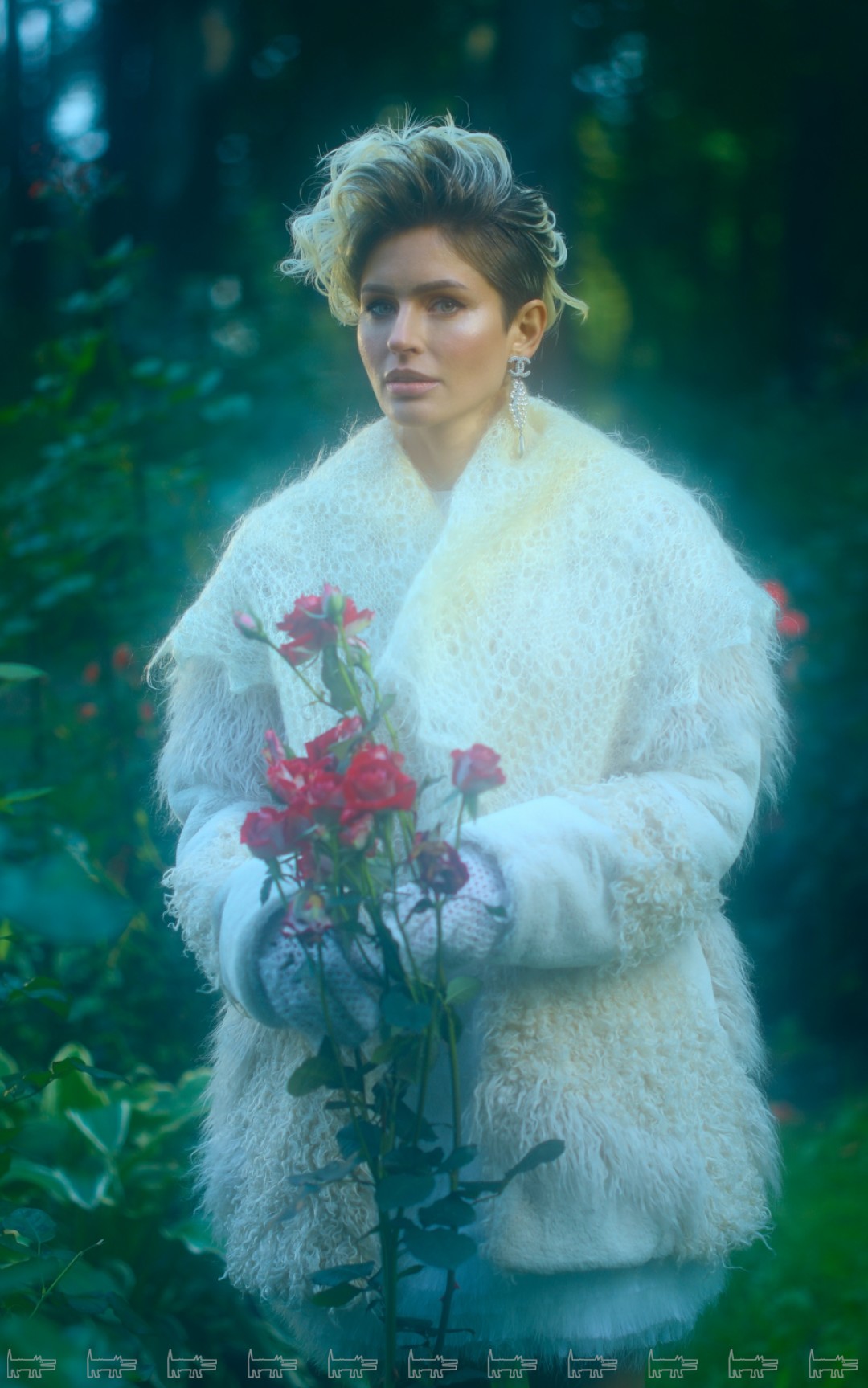 Съемку Анны Семак для «Собака.ru» провела Юлдус Бахтиозина Шуба Twinset, серьга, топ и юбка Chanel, перчатки и шаль «Оренбургская паутинка»