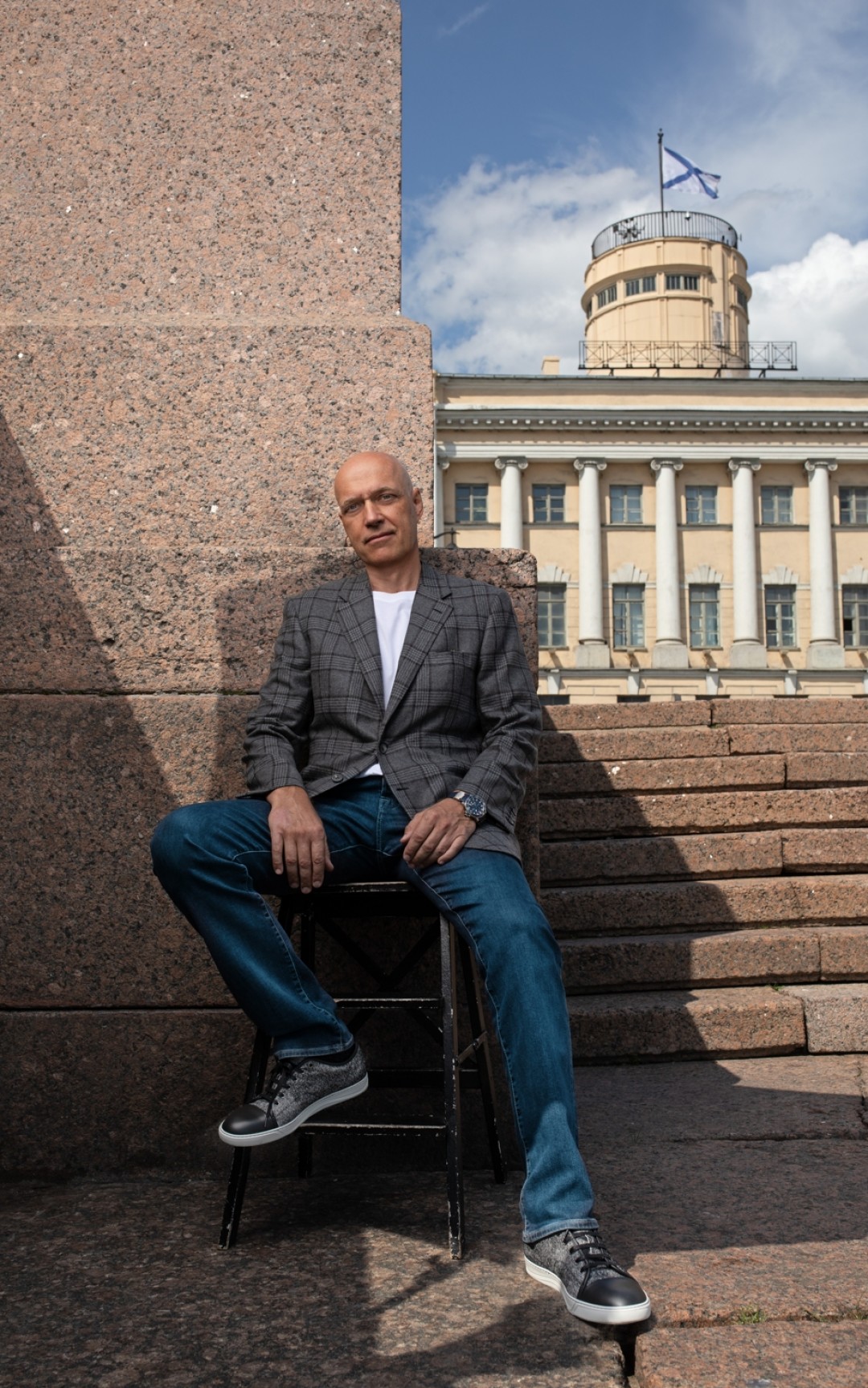 На Вадиме: пиджак Brioni, футболка Bottega Veneta, джинсы Canali, кеды Lanvin (все — ДЛТ)