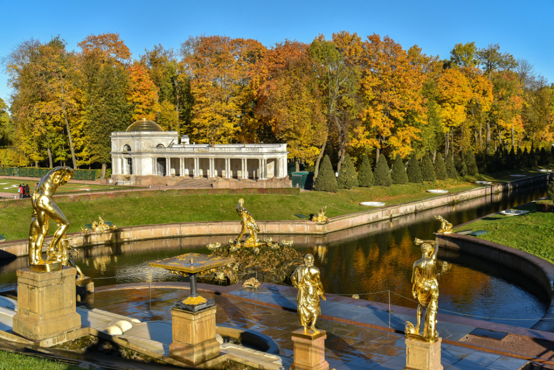 Петродворец в Петергофе осень