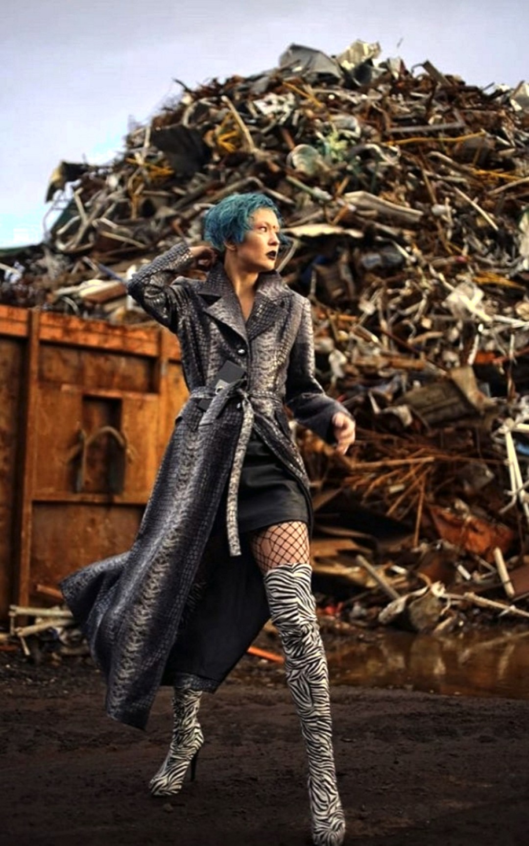 Пальто — с имитацией змеиной кожи, размер S-M, 2500 рублей («Old Baby Vintage»)