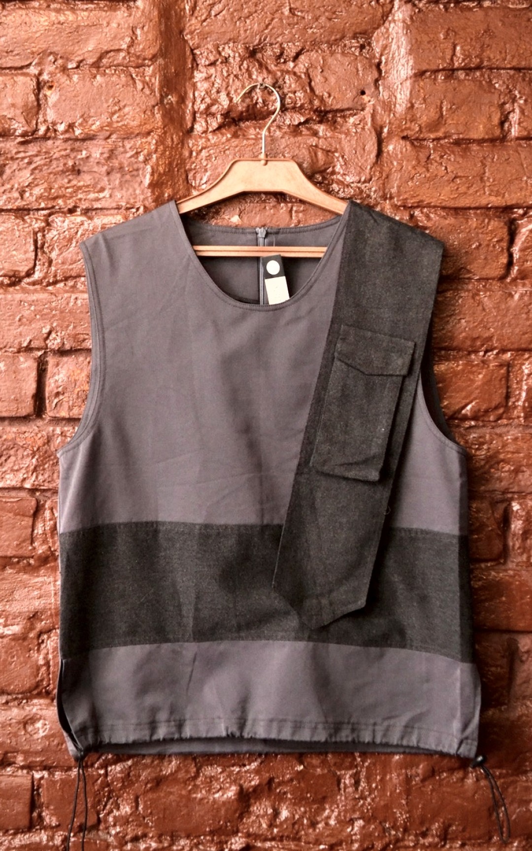 Жилетка — с ремнем для смартфона, размер M-L, 1500 рублей («Поток Vintage»)