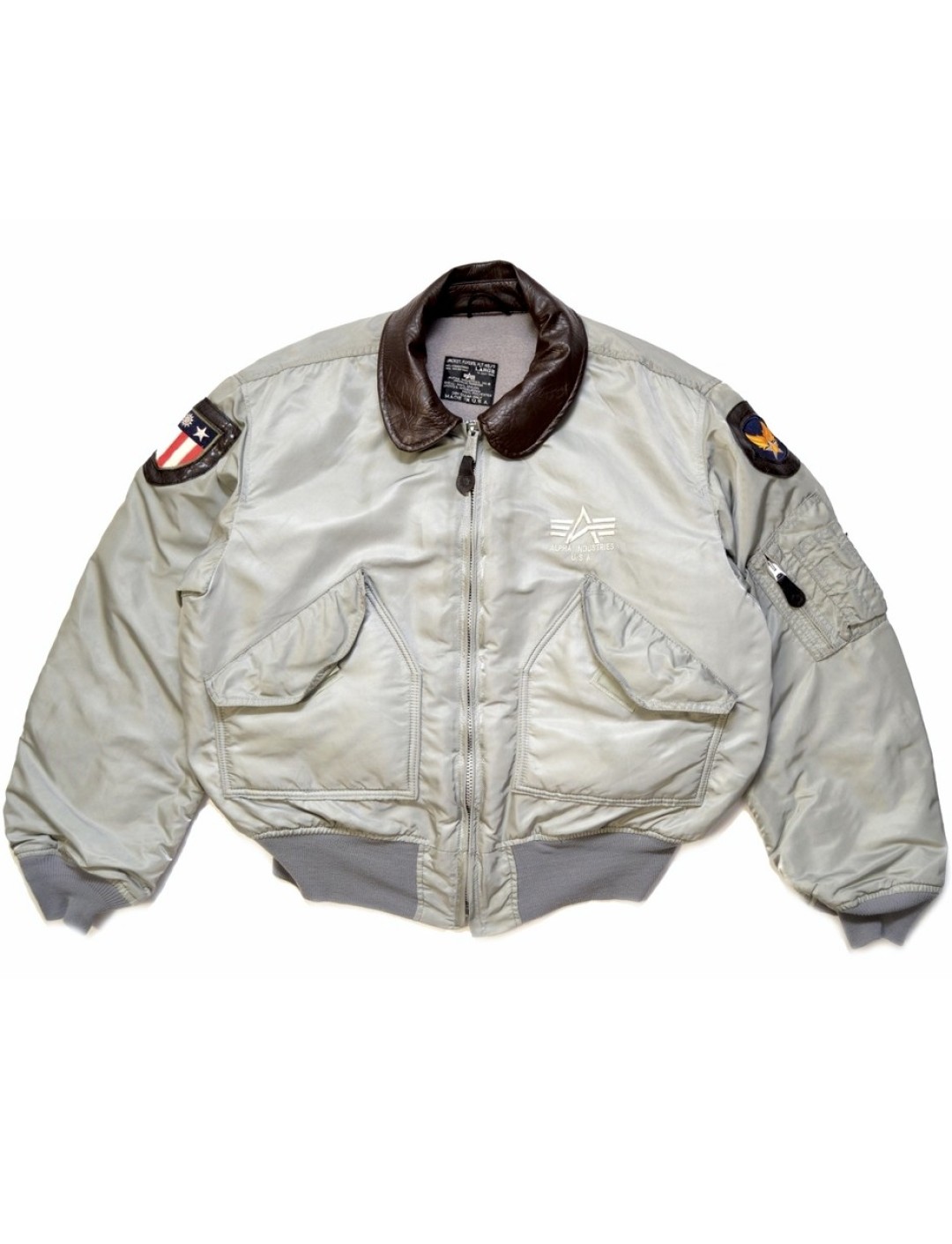 Куртка Alpha Industries — сделана в 1996 году в Америке, размер M-L, 5000 рублей («Поток)