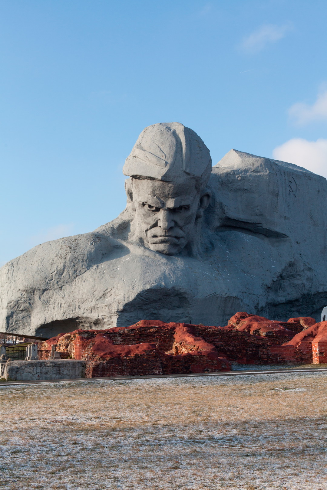 «Это монумент, который находится в Брестской крепости. Пожалуй, самый первый специально снятый монумент из тех, что в итоге попали в книгу».