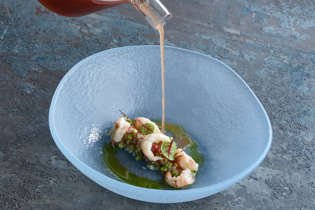 Томатный суп с козырьковой охотской креветкой в «Находке»