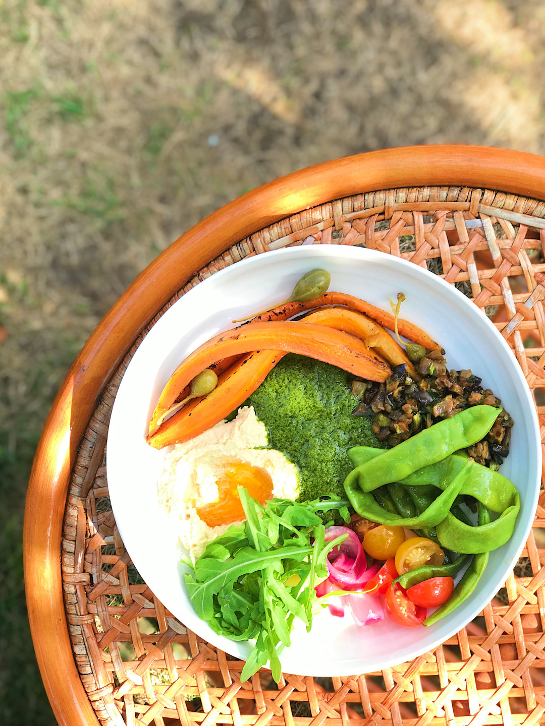 Боул с песто из морковной ботвы в Grün