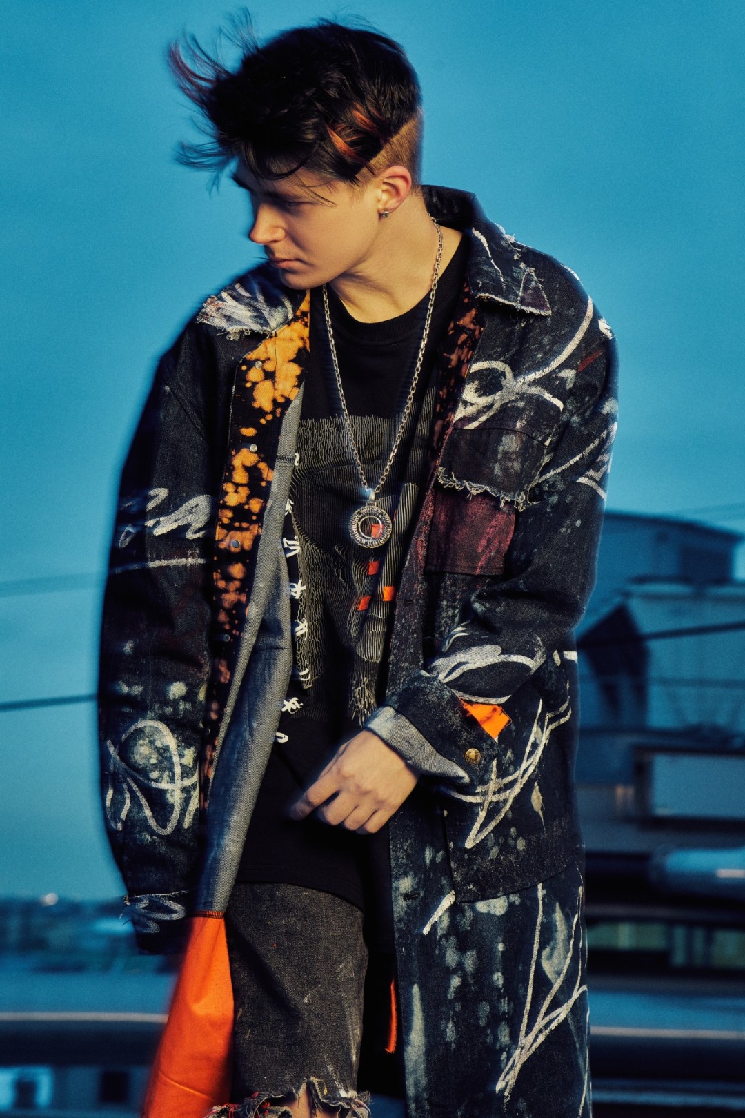 Первая коллаборация Покраса Лампаса и ДЛТ. Она сделана из масштабного полотна из футера и денима, которое художник расписал в рамках открытого