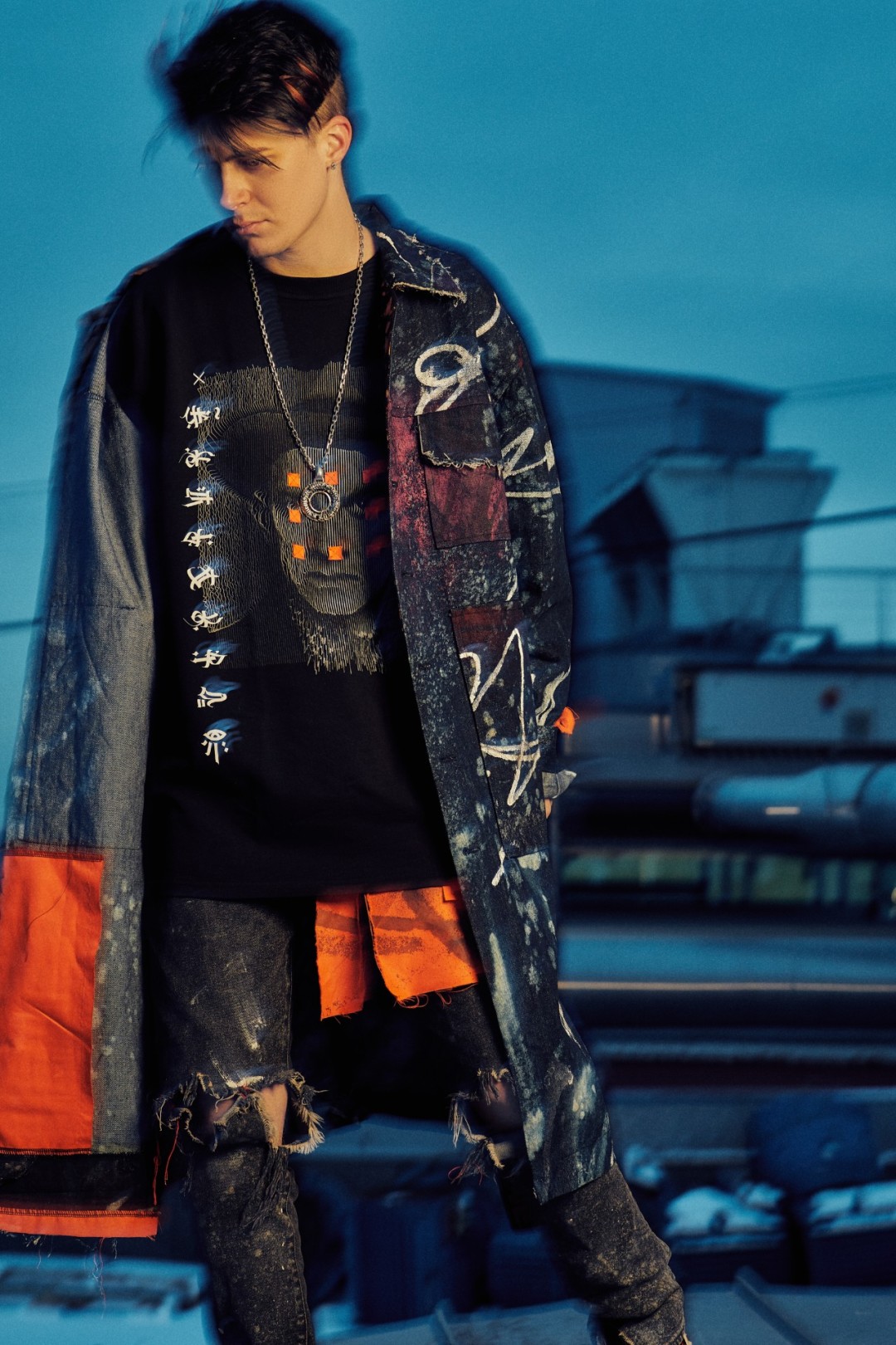 Первая коллаборация Покраса Лампаса и ДЛТ. Она сделана из масштабного полотна из футера и денима, которое художник расписал в рамках открытого