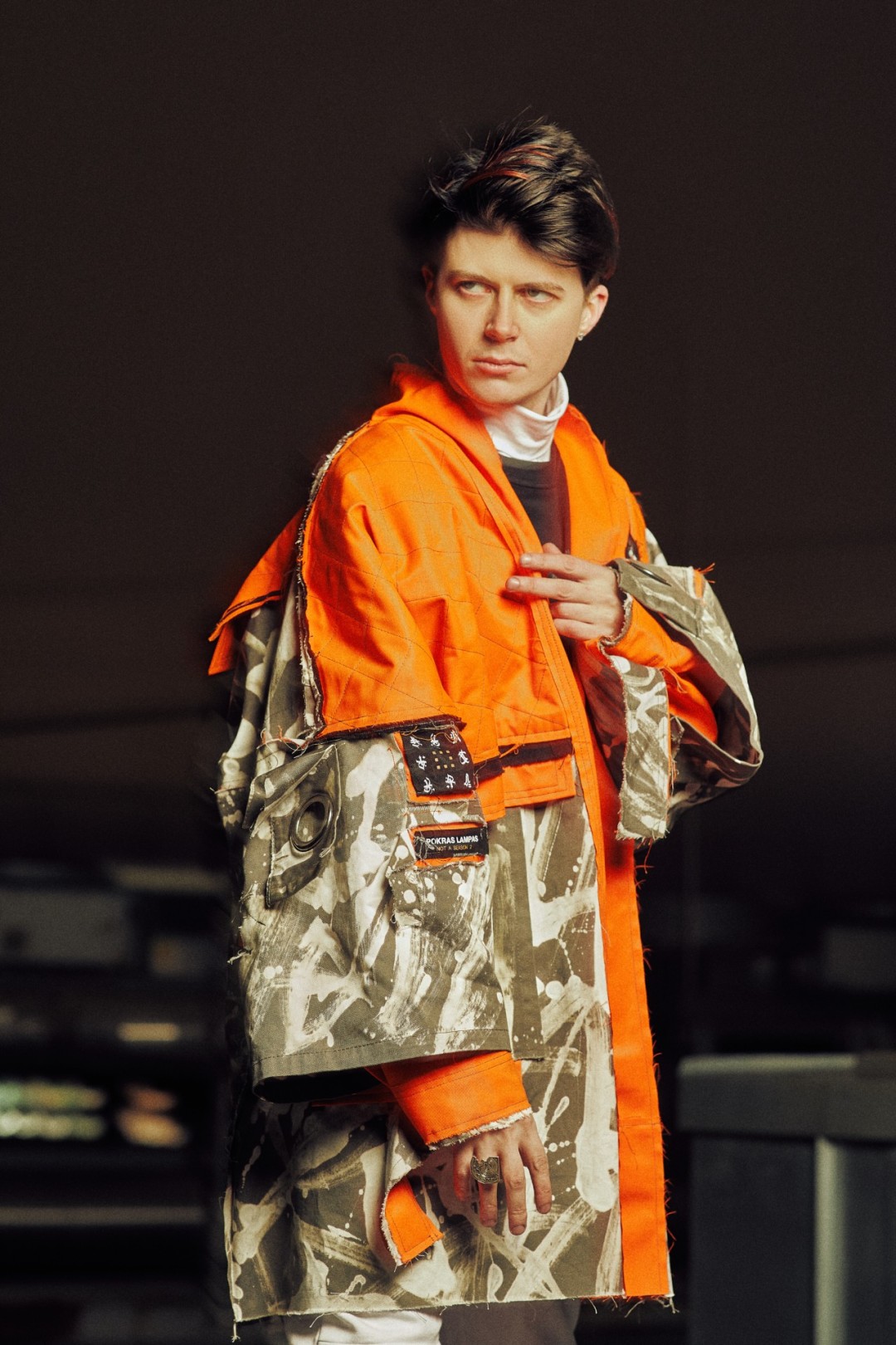 Первая коллаборация Покраса Лампаса и ДЛТ. Она сделана из масштабного полотна из футера и денима, которое художник расписал в рамках открытого