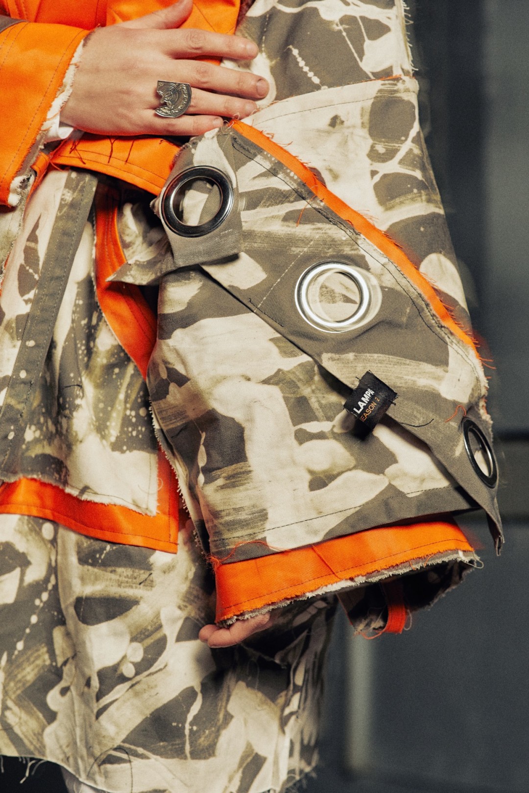 Первая коллаборация Покраса Лампаса и ДЛТ. Она сделана из масштабного полотна из футера и денима, которое художник расписал в рамках открытого