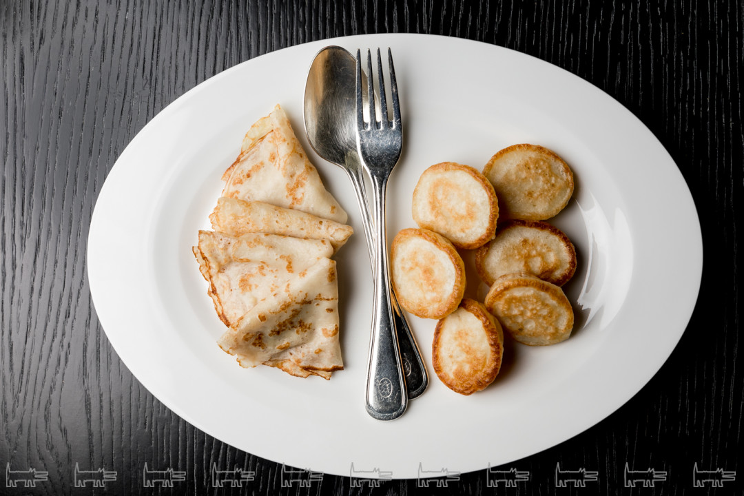 Традиционный гарнир к икре сибирского осетра: блины и оладьи