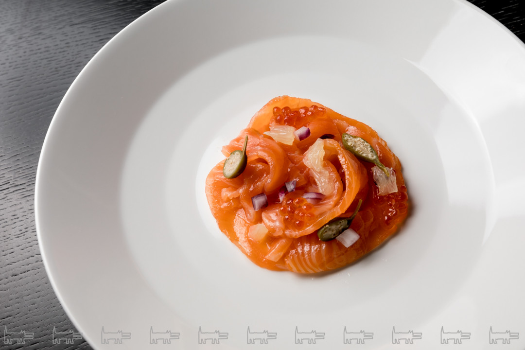 Семга слабой соли в дымке с красной икрой и теплыми пончиками