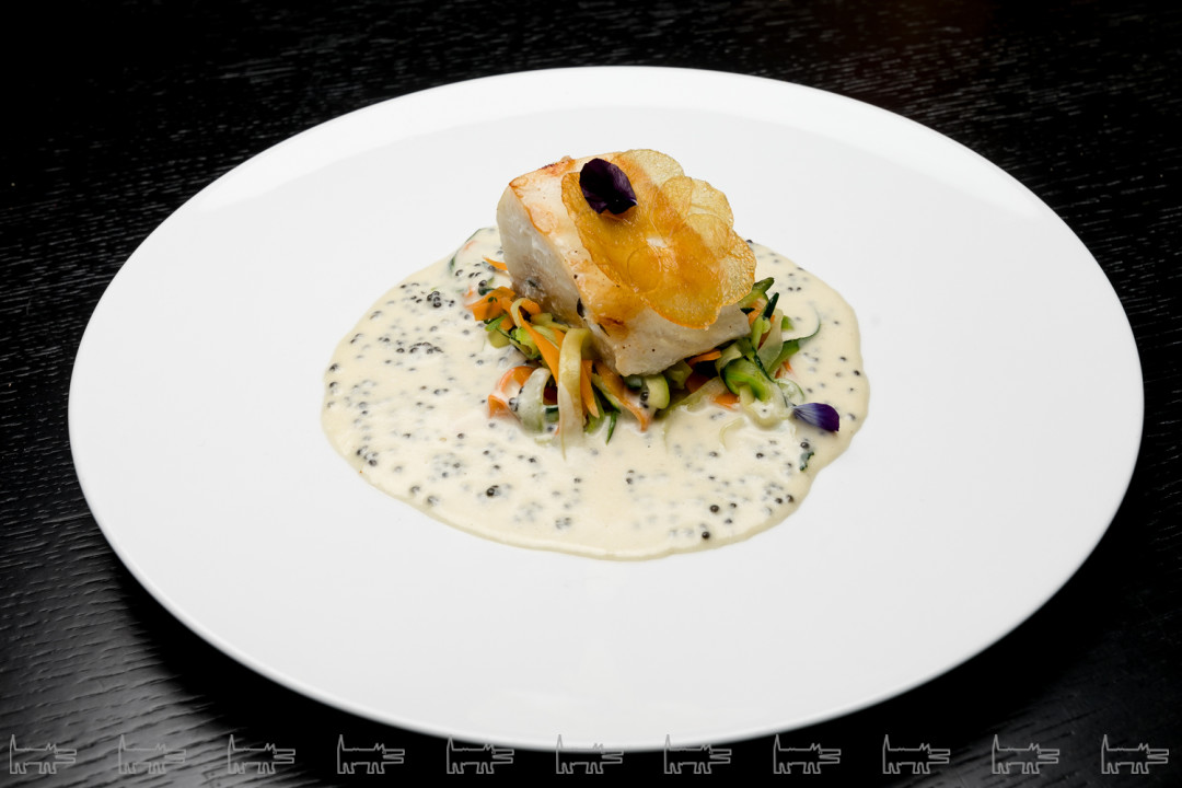 Белуга с овощным лингвини и соусом с икрой стерляди