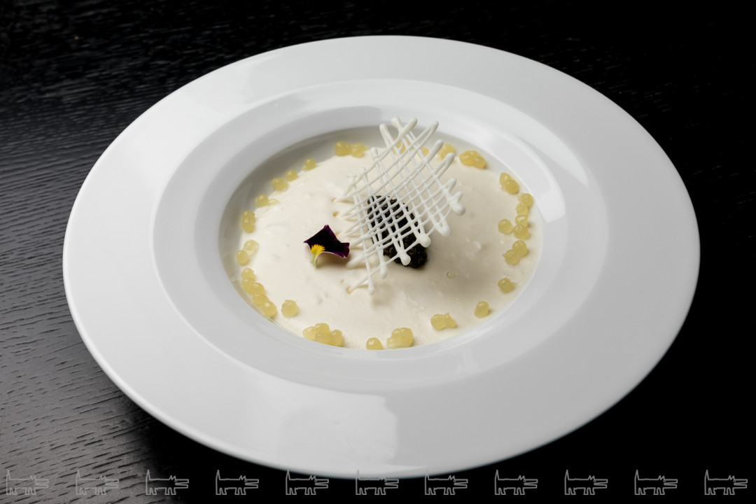 Мусс из белого шоколада с икрой русского осетра и икрой юдзу