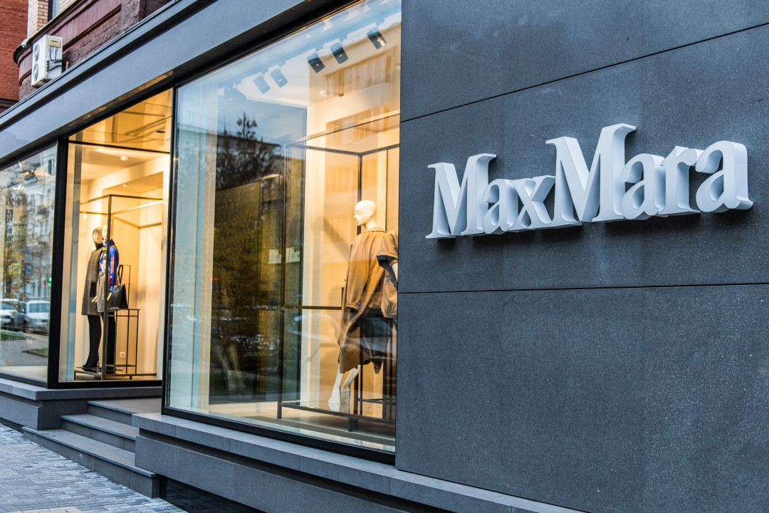 Max магазин. Max Mara Казань. Max Mara бутик в Москве Кутузовский. Max Mara вывеска. Бутик Max Mara в Италии.