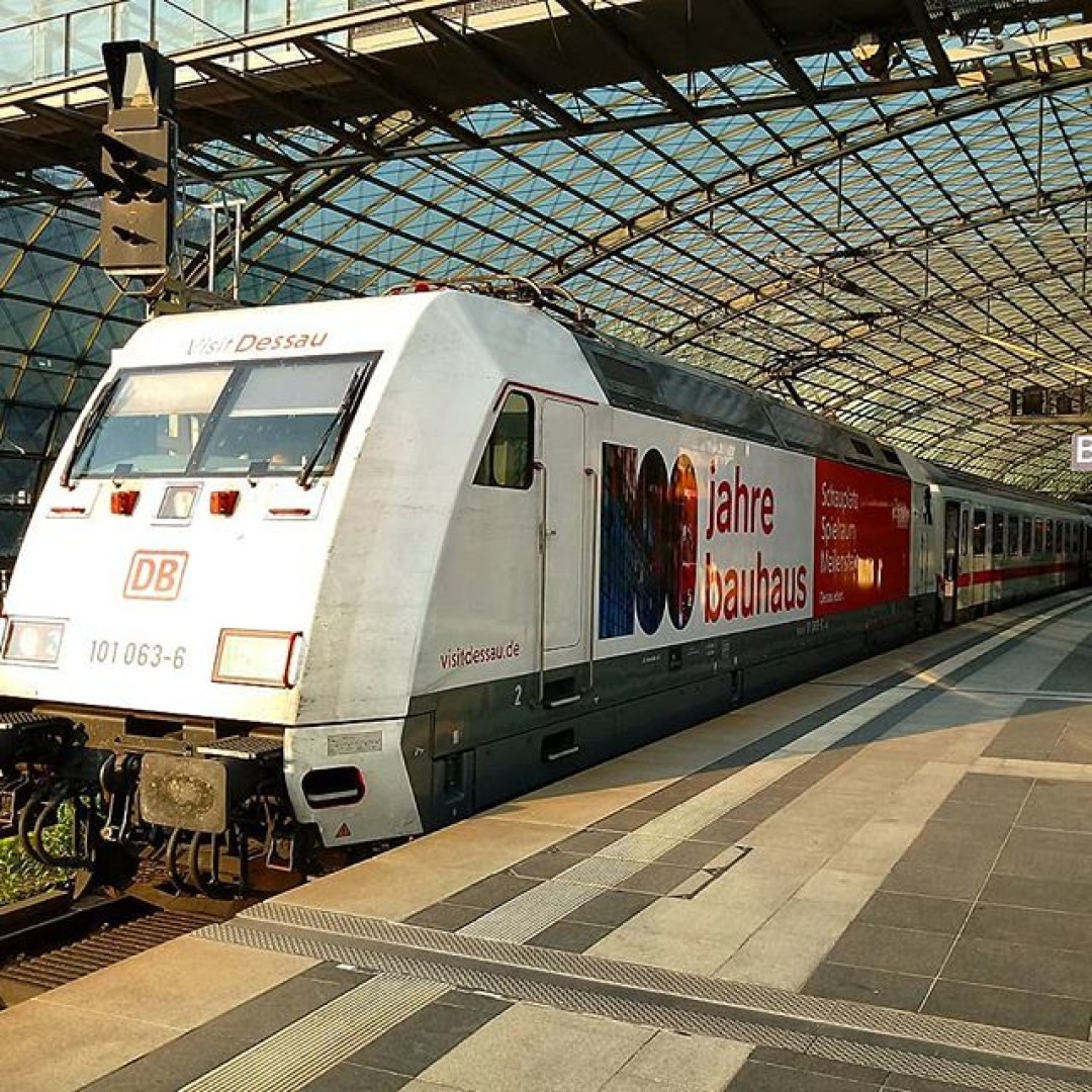 Эмблема столетия кругом