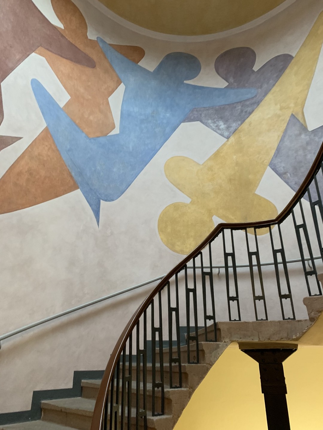 Исторические росписи много лет были скрыты под наслоениями краски