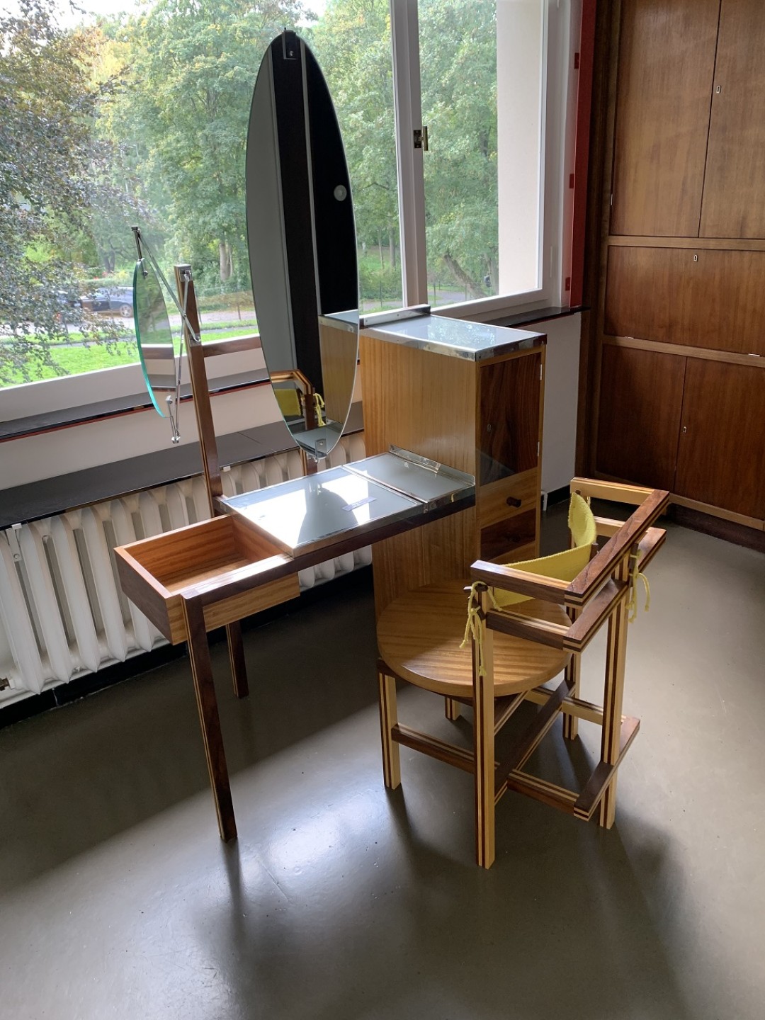 Женская комната с туалетным столиком и встроенным шкафом