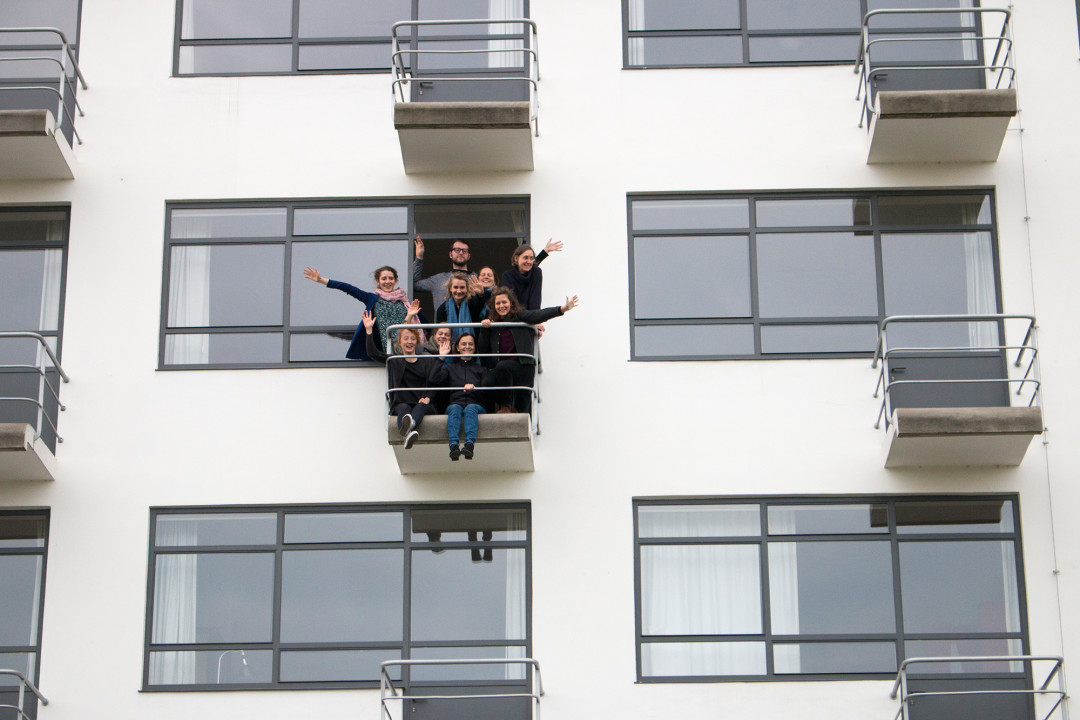 Балконы в комнатах студентов были рассчитаны на одного, но, вспоминают, что иногда в них набивалось по десять-двенадцать человек