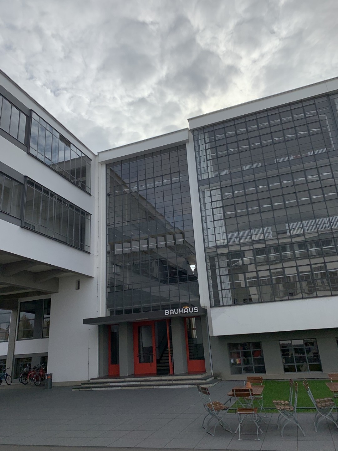 Стеклянные стены позволяли использовать максимум естественного освещения