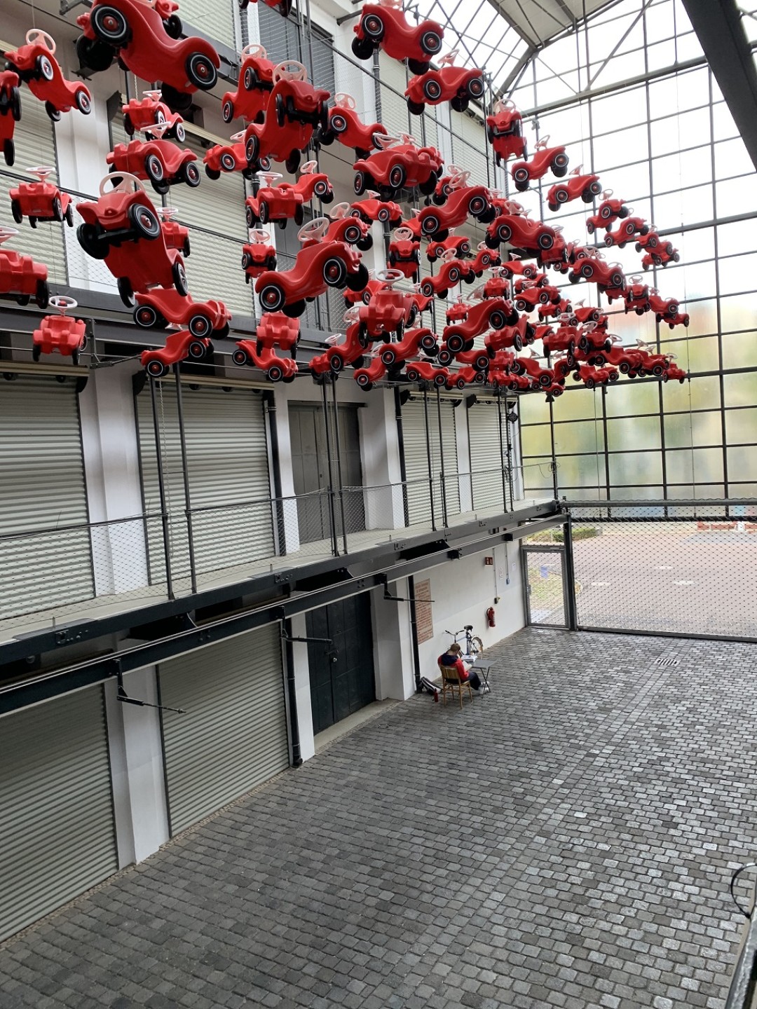 Сейчас здесь показывают выставку, а вдвух гаражных местах обустроены лектории