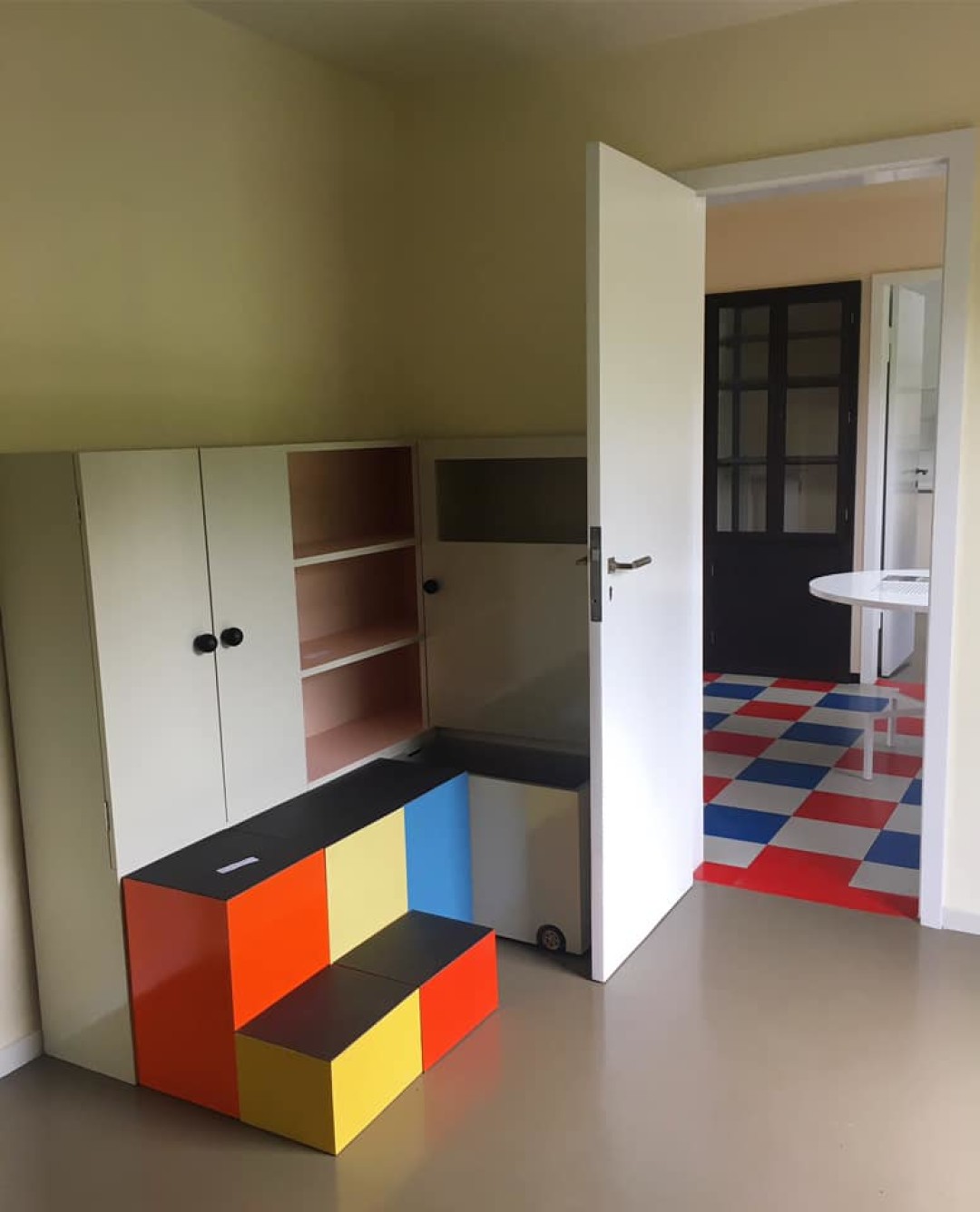 Детская с многофункциональной мебелью: кубы можно использовать как стол, стулья