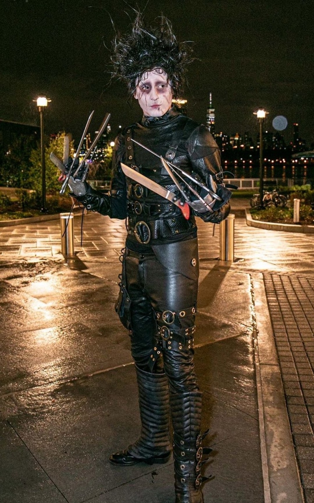 G-Eazy в образе Эдварда Руки-Ножницы