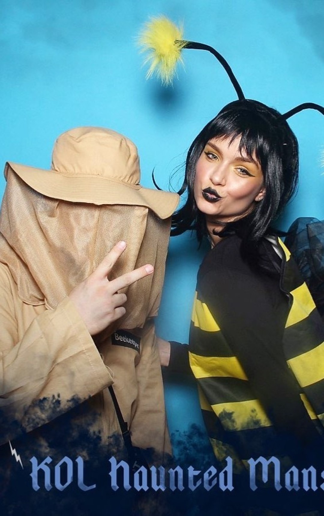 Александр Делеон и Жозефин Скривер в образах пчеловода и пчелы