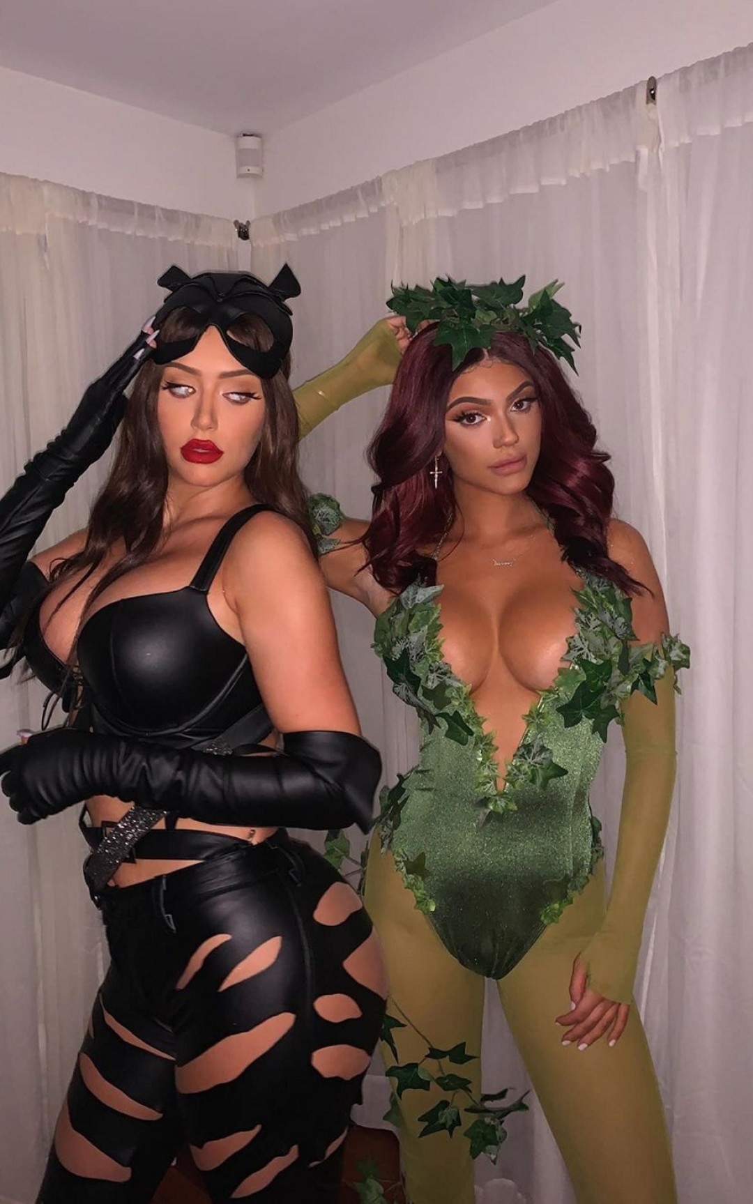 Анастасия Караниколау и Келси Калемин в образах Женщины-кошки и Плюща