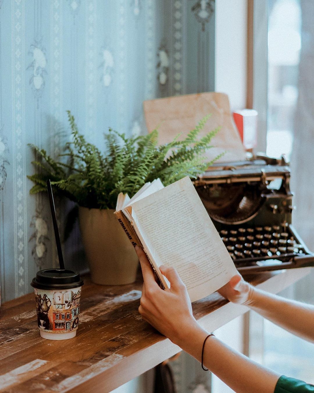 • КОФЕ • КОШКА • МАНДЕЛЬШТАМ •