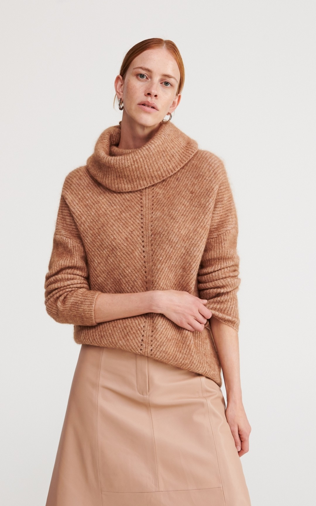 Женский свитер Reserved Premium, 5499 рублей (ТРЦ «Галерея»)