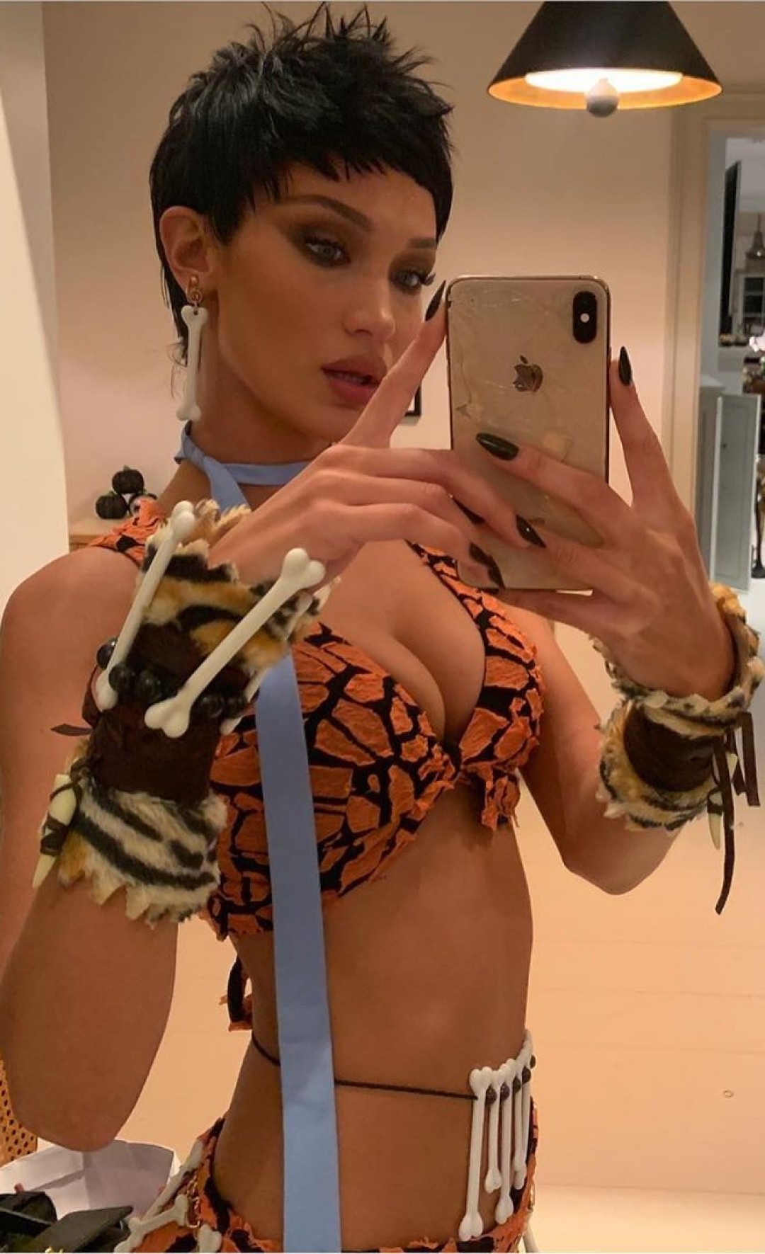 Белла Хадид в образе Фреда Флинстоуна