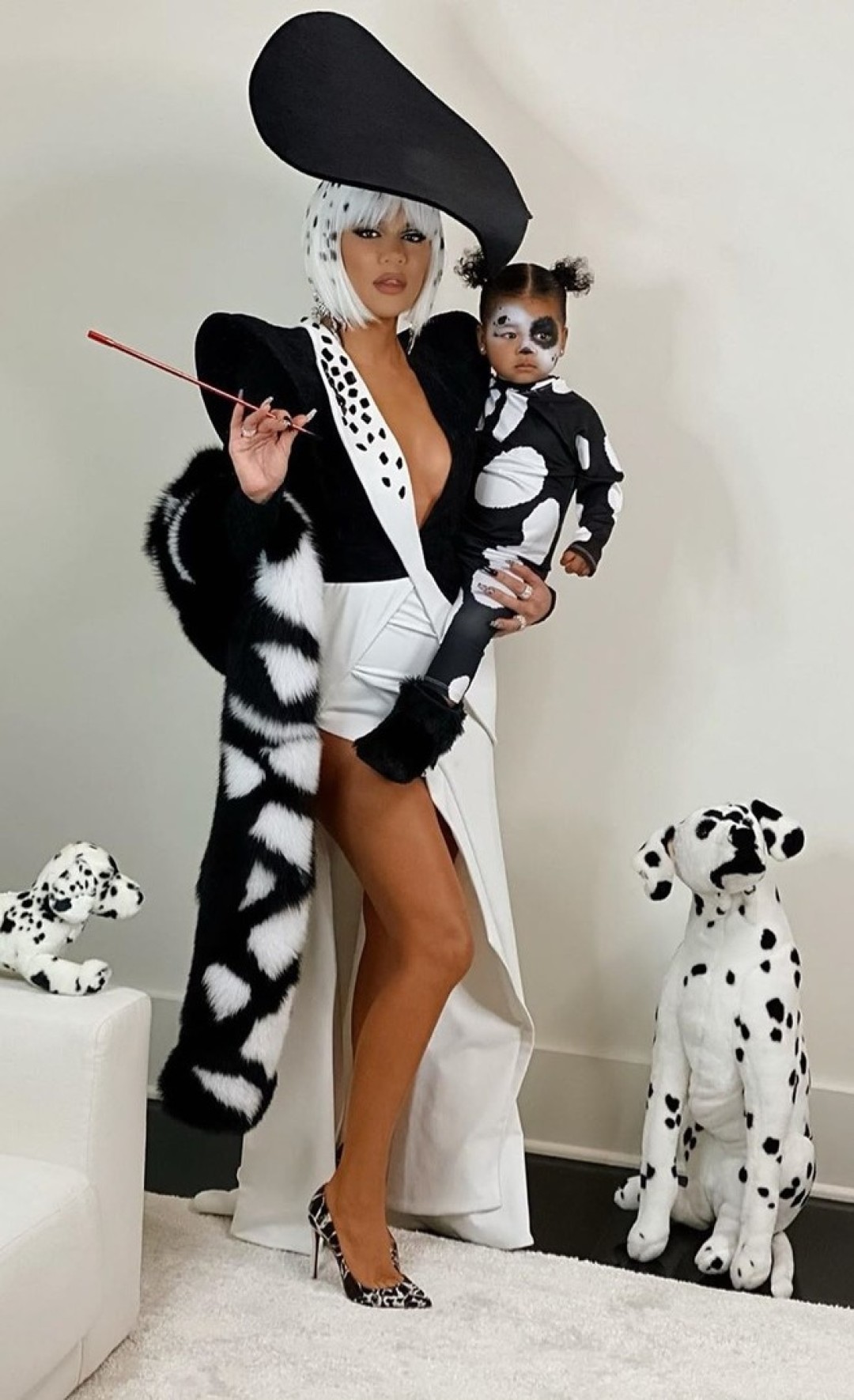 Хлое Кардашьян с дочерью в образе Круэллы Де Виль
