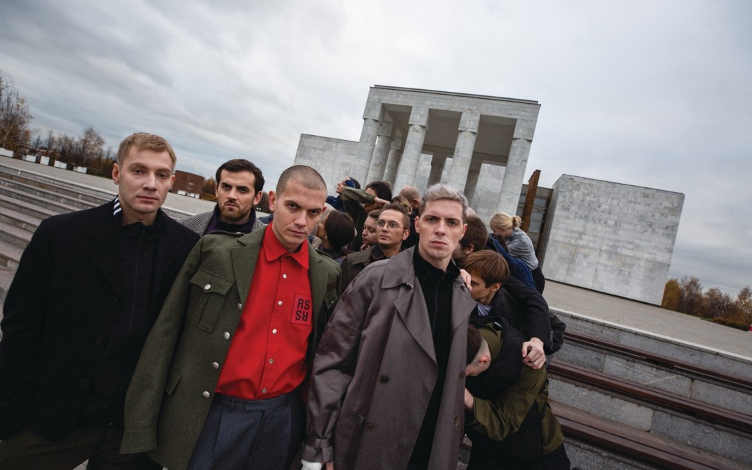 Слева направо — на Александре: олимпийка adidas Originals, пиджак и брюки Prada; на Павле: куртка и брюки adidas Originals, пальто Doublet (DayNight