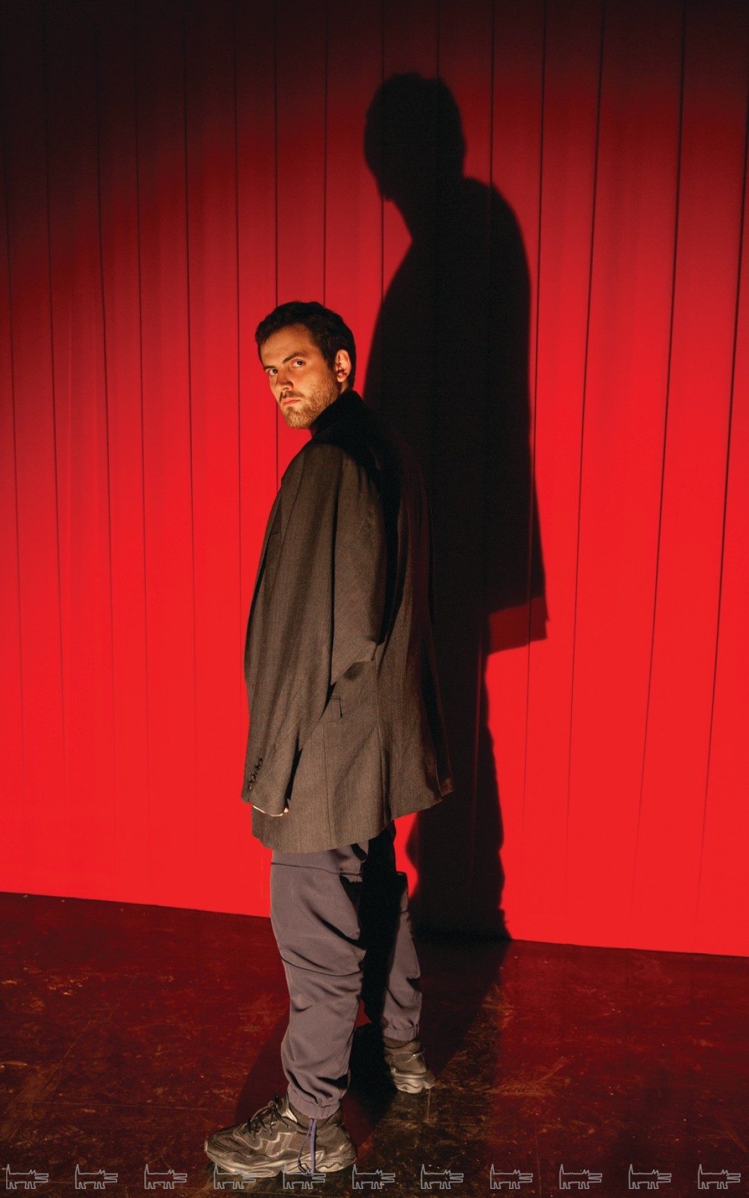 На Павле: футболка и брюки adidas Originals, пиджак Doublet (DayNight)
