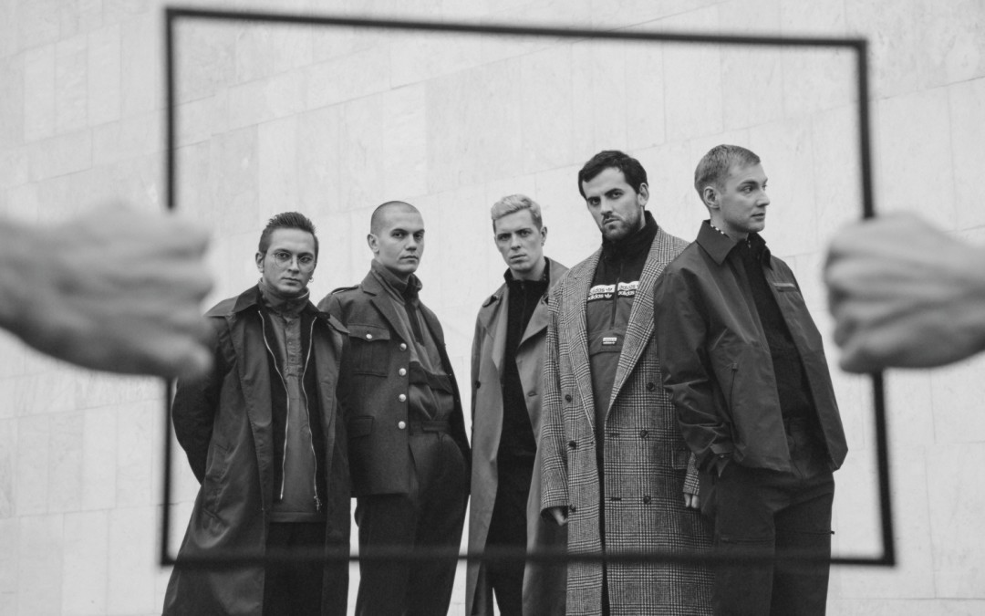 На Александре: куртка и брюки adidas Originals, плащ Alexander McQueen (ДЛТ); на Николае: олимпийка adidas Originals, пиджак Prada, брюки Dior; на