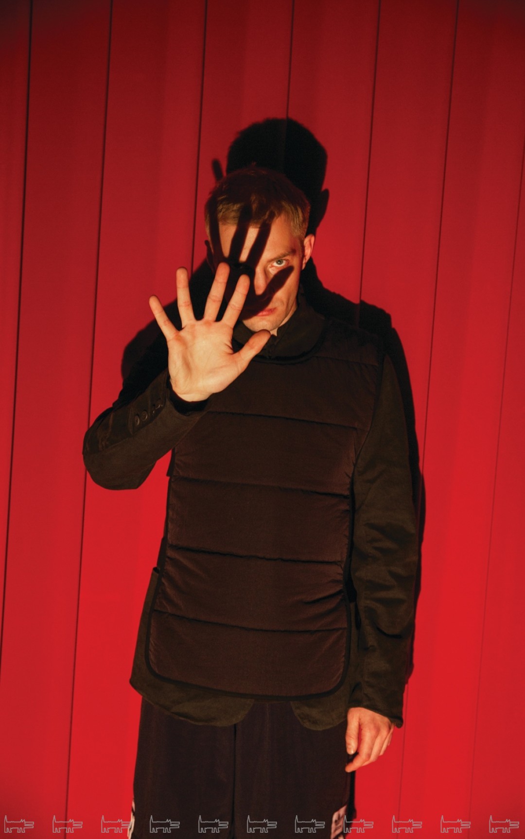 На Александре: пиджак Transit Uomo, жилет 11 by Boris Bidjan Saberi (все — ДЛТ), брюки adidas Originals