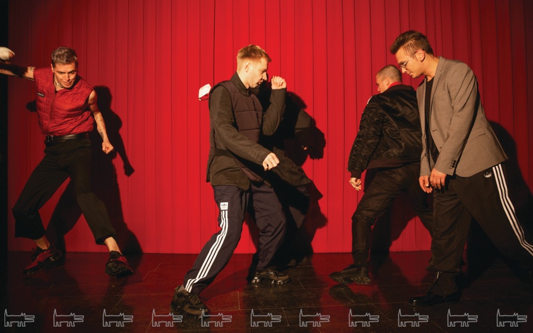 На Даниле: жилет adidas Originals, брюки, ремень и ботинки Prada; на Николае: бомбер adidas Originals, рубашка Raf Simons, ботинки Bottega Venetta