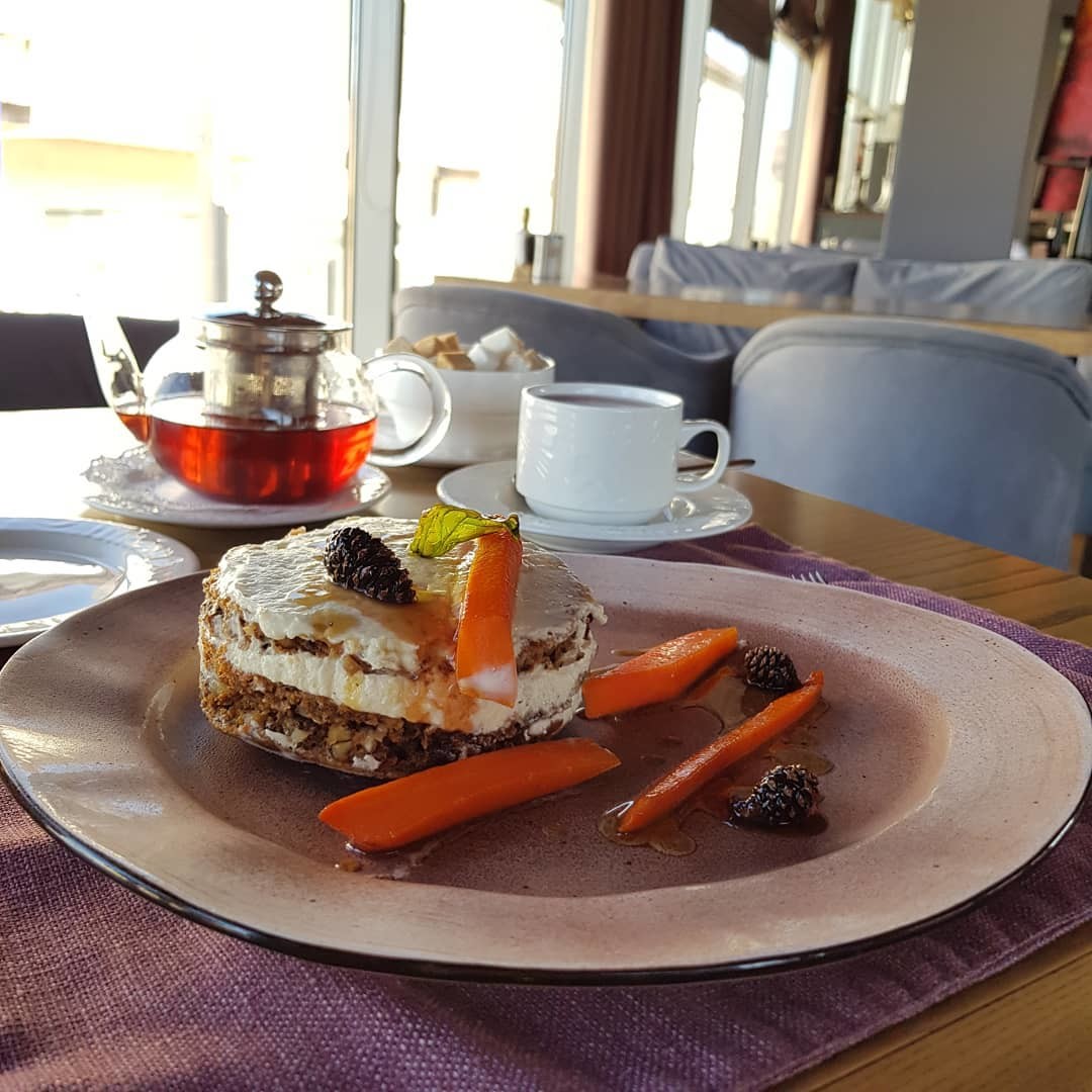 Ресторан "Виноград" мягкий морковно-ореховый бисквит с воздушным сырно-творожным кремом