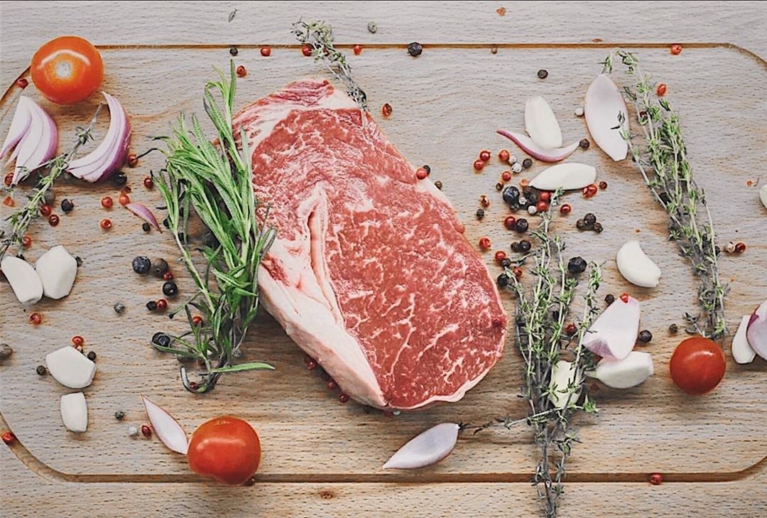 РЕСТОРАН "CHATEAU PINOT" сочный жареный стейк в сопровождении красного сухого вина "Усадьба Мысхако" Шираз 2016 г. урожая